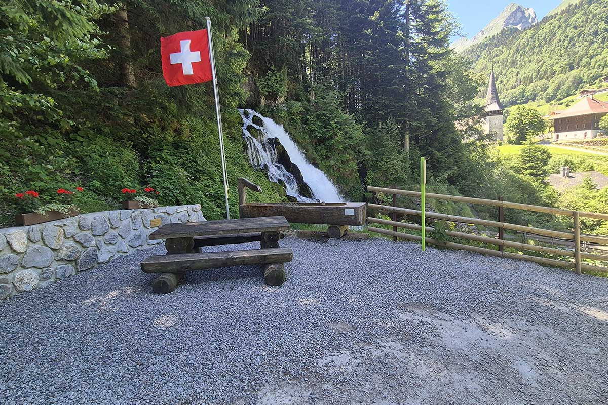 la place de pic-nic à côté de la cascade de Jaun