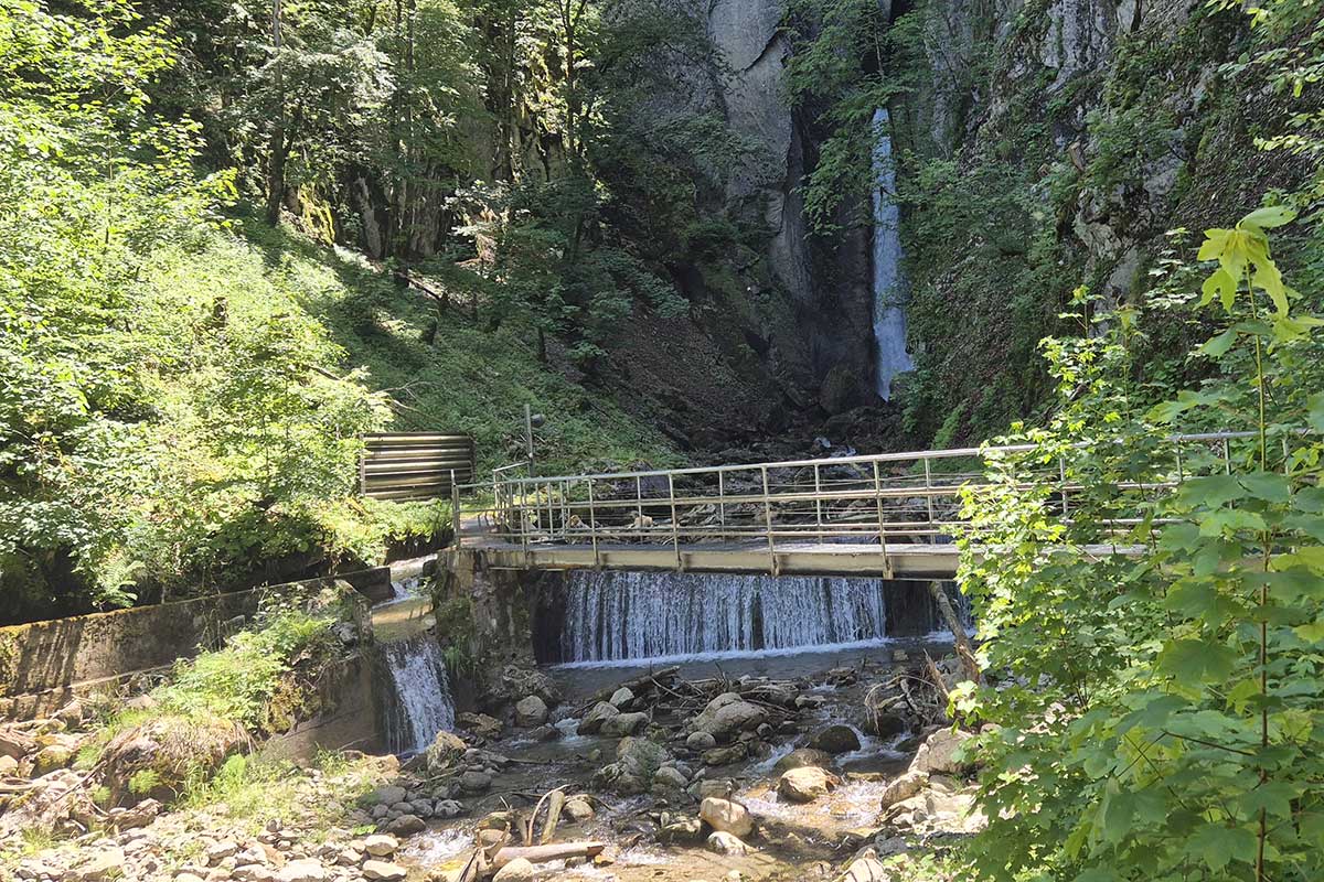 Cascade et Grotte de la Taouna à Grandvillard