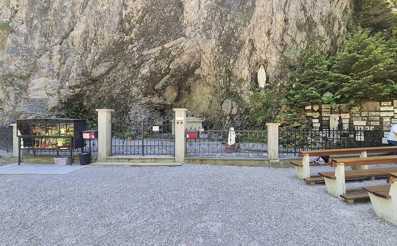 grotte dédiée à Notre-Dame de Lourdes