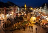 Chalets et visiteurs au Marché de Noël de Bulle