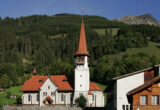 Église et cimetière de Jaun dans les Préalpes fribourgeoises