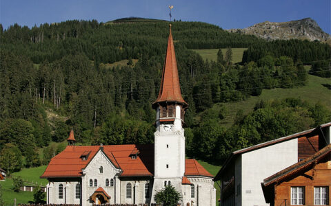 Église et cimetière de Jaun dans les Préalpes fribourgeoises