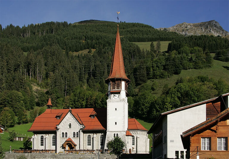Église et cimetière de Jaun dans les Préalpes fribourgeoises