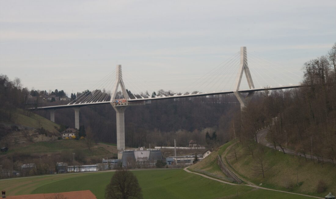 Pont de la Poya franchissant la Sarine à Fribourg