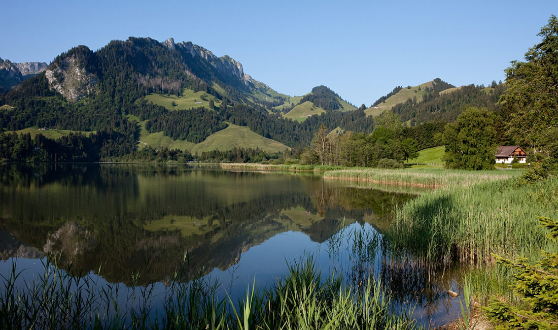 Lac Noir à Schwarzsee entouré par les Préalpes fribourgeoises