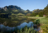 Lac Noir à Schwarzsee entouré par les Préalpes fribourgeoises