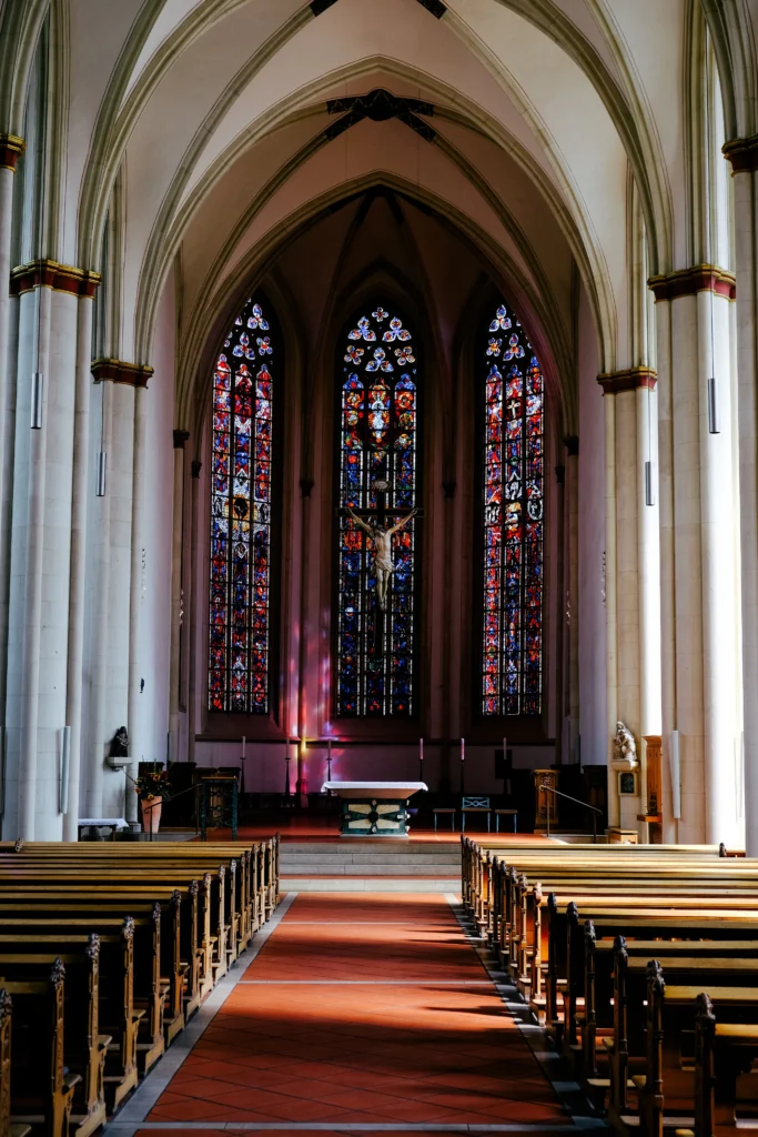 Vitraux colorés dans l'intérieur d'une église