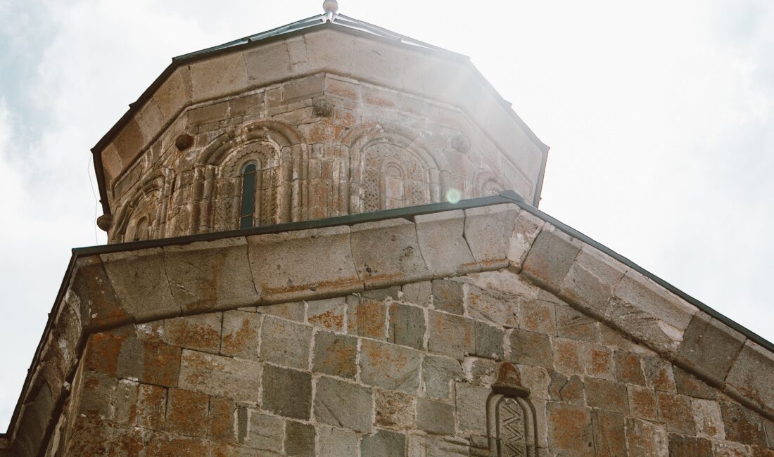 Façade en pierre d’une église ancienne