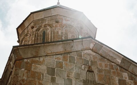 Façade en pierre d’une église ancienne