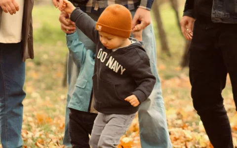 Famille en promenade dans un parc en automne