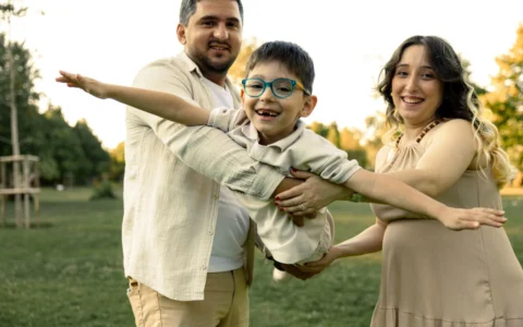 Famille jouant dans un parc en plein air