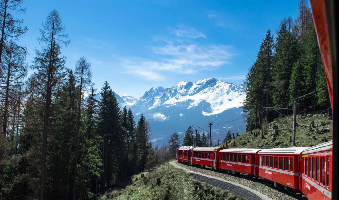 Train régional circulant dans un paysage suisse