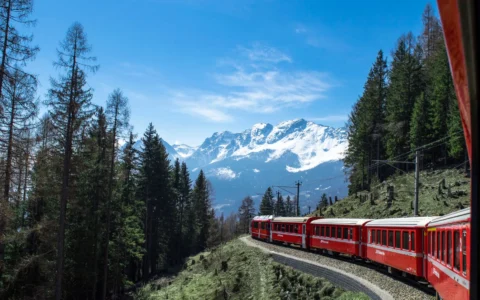 Train régional circulant dans un paysage suisse