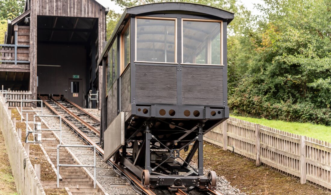 Funiculaire ancien sur une voie ferrée