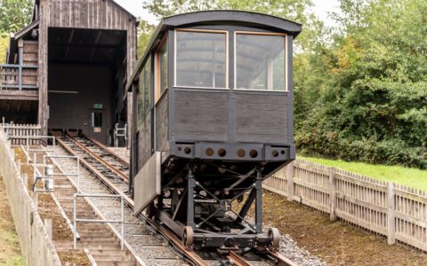 Funiculaire ancien sur une voie ferrée
