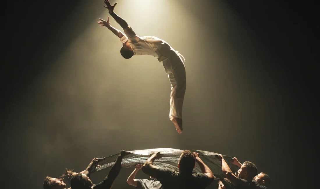 Les acrobates du spectacle KA-IN à la Salle CO2