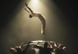 Les acrobates du spectacle KA-IN à la Salle CO2