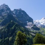 Paysage alpin suisse verdoyant sous un ciel bleu