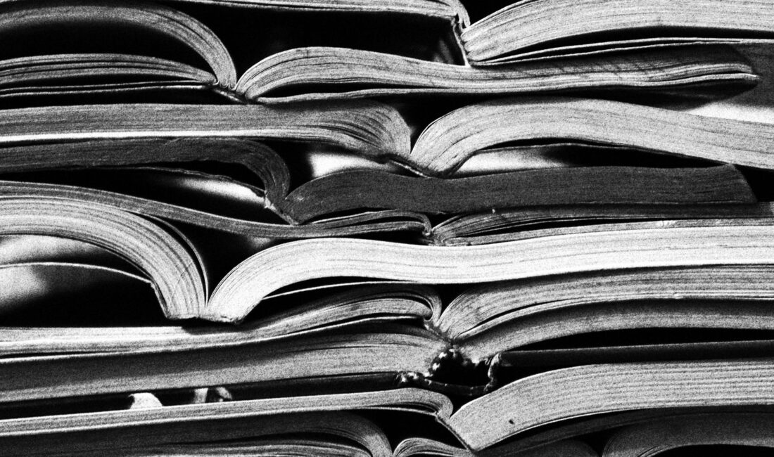 Livres ouverts disposés sur une table