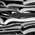 Livres ouverts disposés sur une table