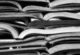 Livres ouverts disposés sur une table