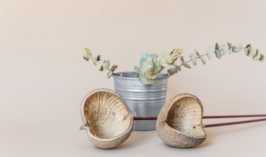 Composition de plantes séchées et seau en métal
