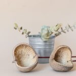 Composition de plantes séchées et seau en métal