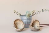 Composition de plantes séchées et seau en métal