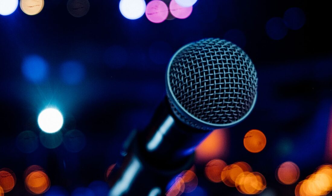 Microphone sur une scène éclairée