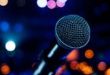 Microphone sur une scène éclairée