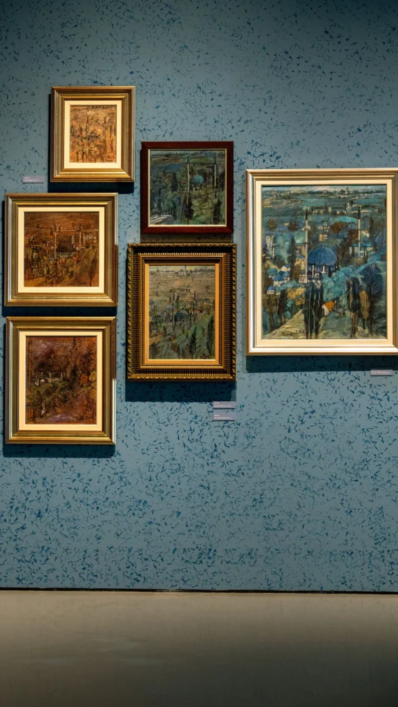 Tableaux encadrés sur le mur d'un musée d'art