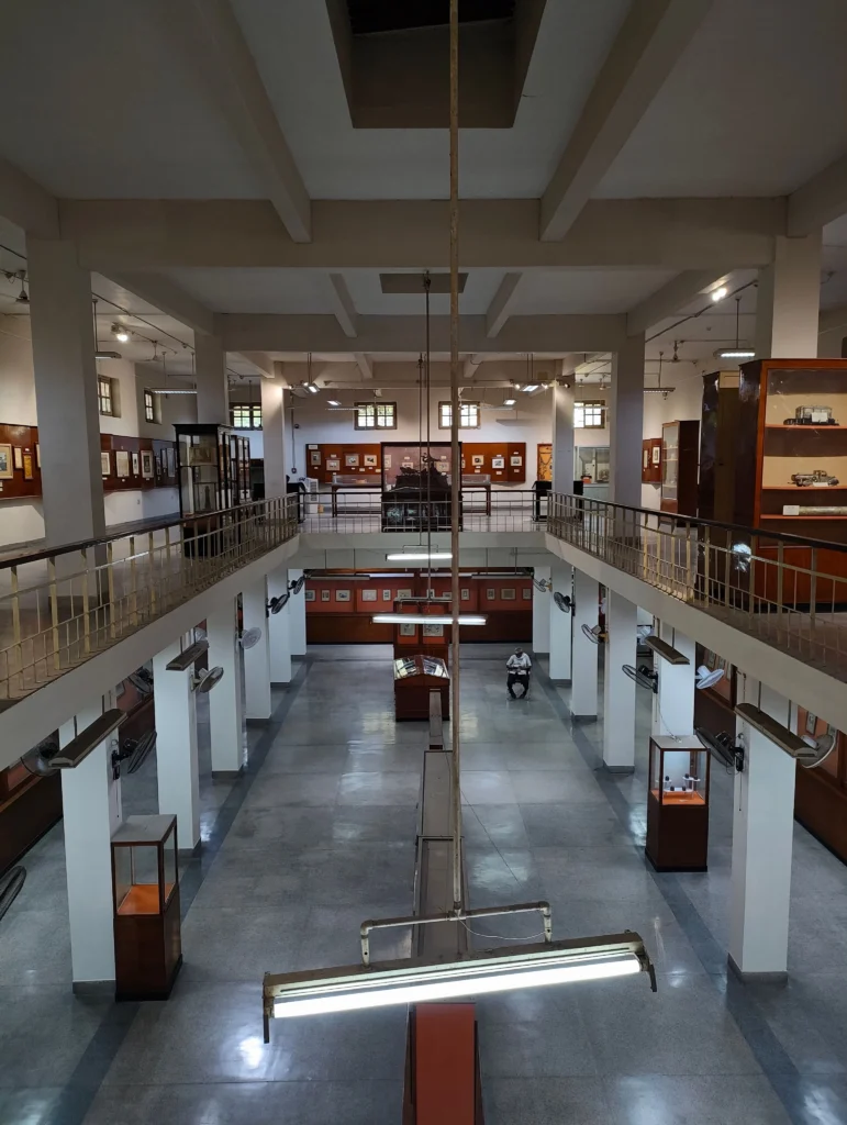 Vitrines d'objets historiques dans un musée