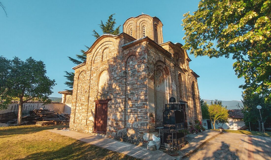 Petite église ancienne en pierre sous un ciel bleu