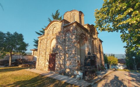 Petite église ancienne en pierre sous un ciel bleu