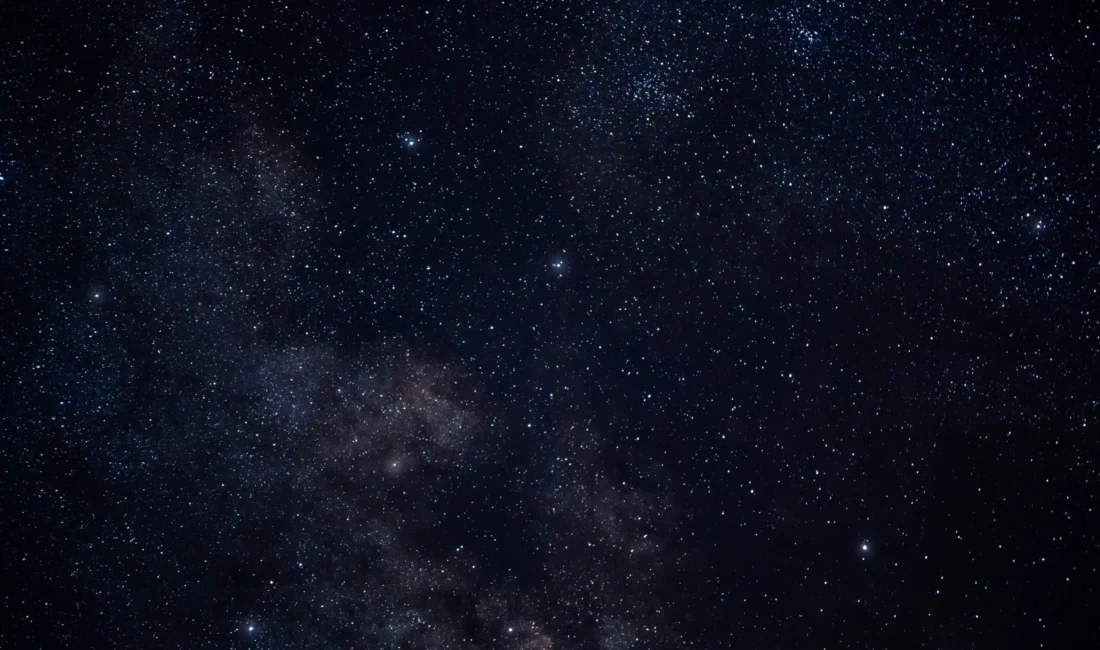 Ciel nocturne rempli d’étoiles