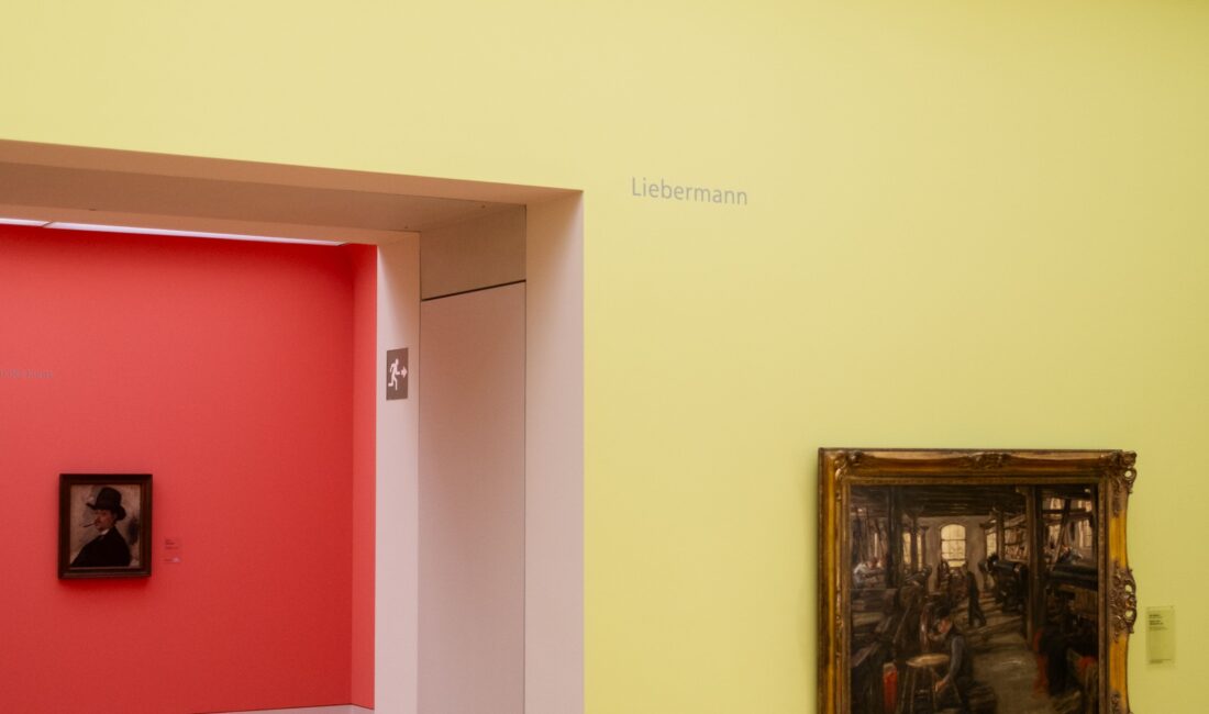 Tableaux exposés dans une salle de musée vide