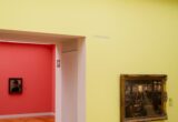 Tableaux exposés dans une salle de musée vide