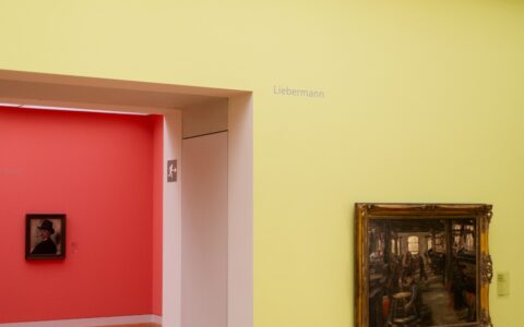Tableaux exposés dans une salle de musée vide