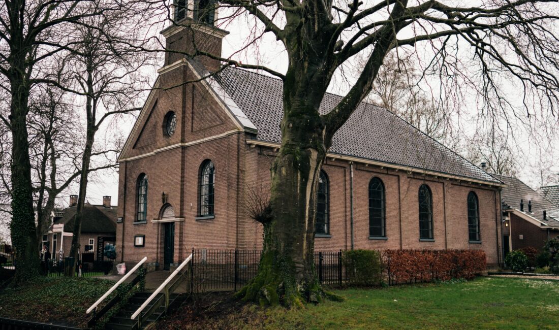 Petite église ancienne près d’un canal