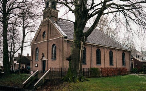 Petite église ancienne près d’un canal