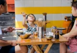 Famille réunie autour d’une table au restaurant