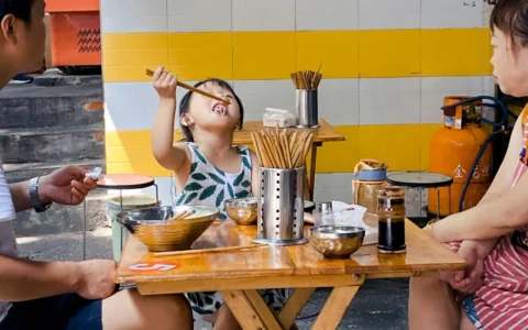 Famille réunie autour d’une table au restaurant