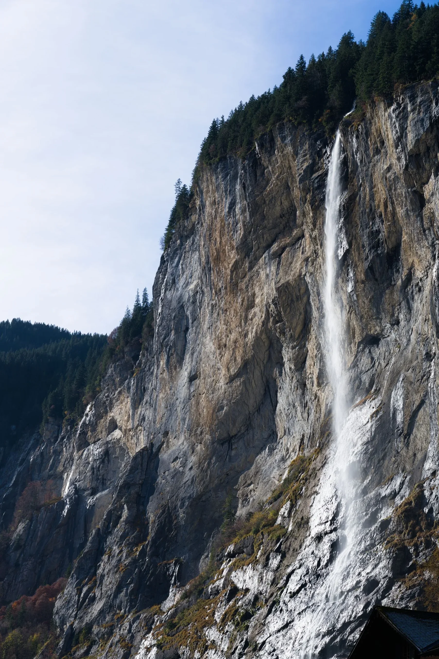 Paysage de vallée alpine sur le trajet vers Jaun