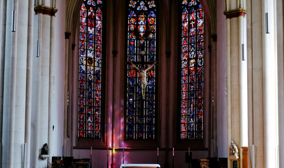 Vitraux colorés dans une église aux bancs vides