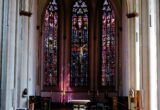 Vitraux colorés dans une église aux bancs vides