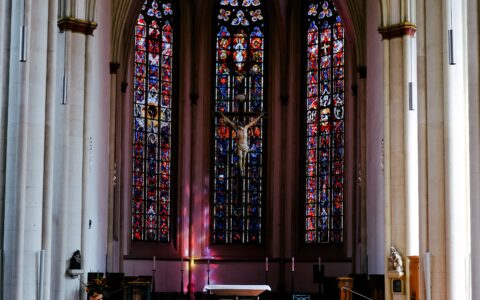 Vitraux colorés dans une église aux bancs vides