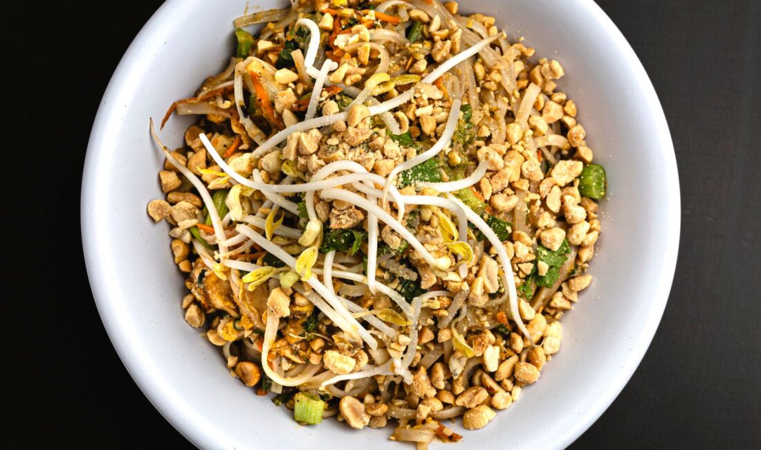 Plat thaïlandais de nouilles avec légumes et cacahuètes