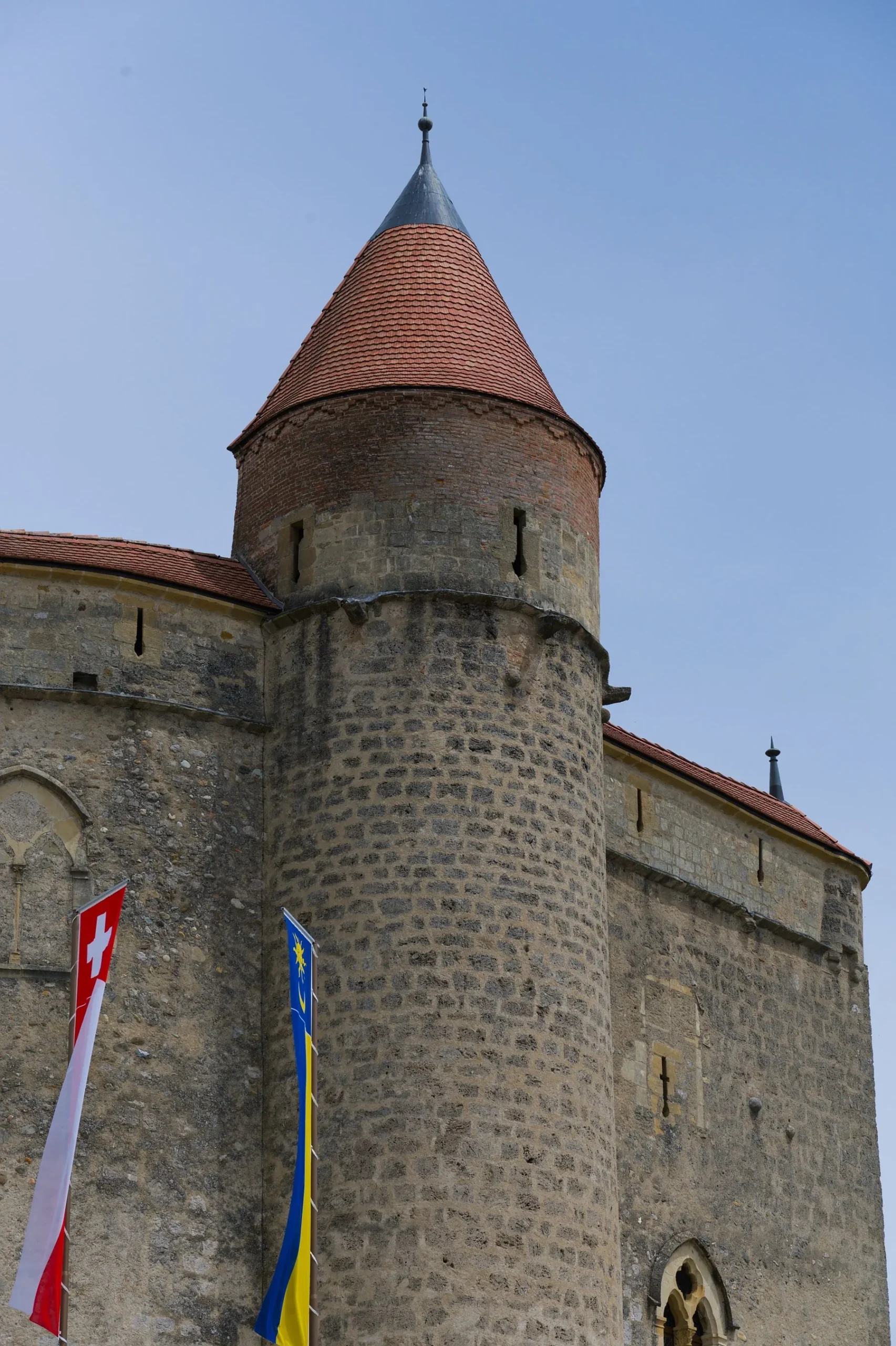 Tour de pierre avec une horloge et des drapeaux suisses