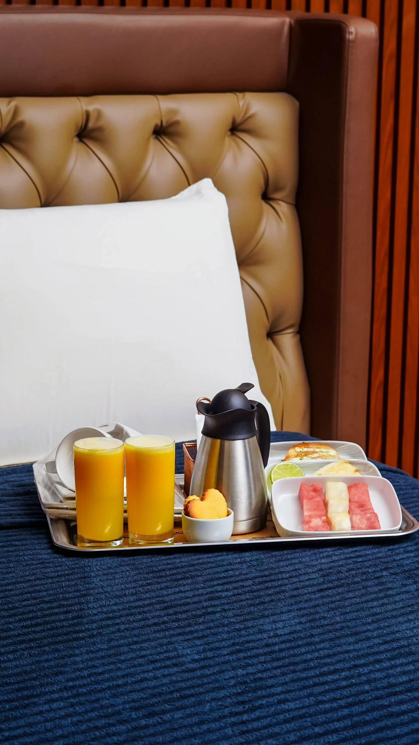 Petit déjeuner servi dans une chambre d’hôtel