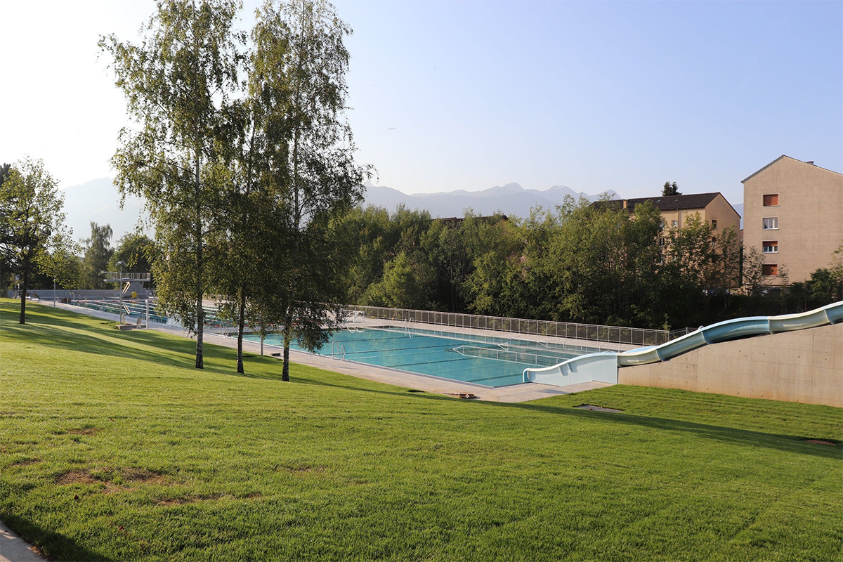 La piscine en plein air de Bulle : Un espace aquatique pour tous